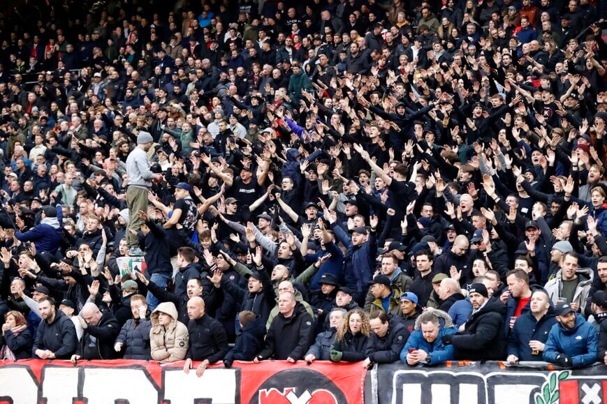 Foto: Ajax-fans laten zich van slechtste kant zien