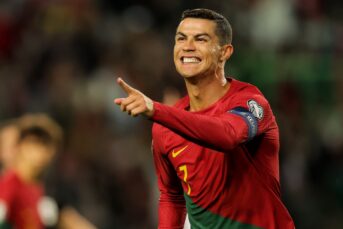 Ronaldo laat zich weer gelden, Italië wint