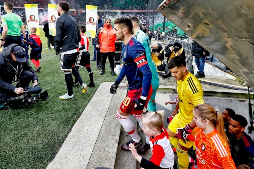Foto: Fans lopen al warm voor Ajax – Feyenoord