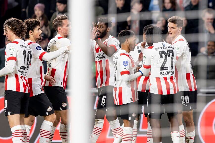 Foto: PSV-fans wijzen absolute dissonant aan