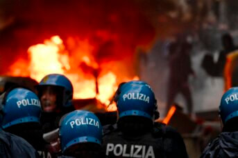 Schokkende beelden uit Napels: honderden hooligans hebben het op politie gemunt