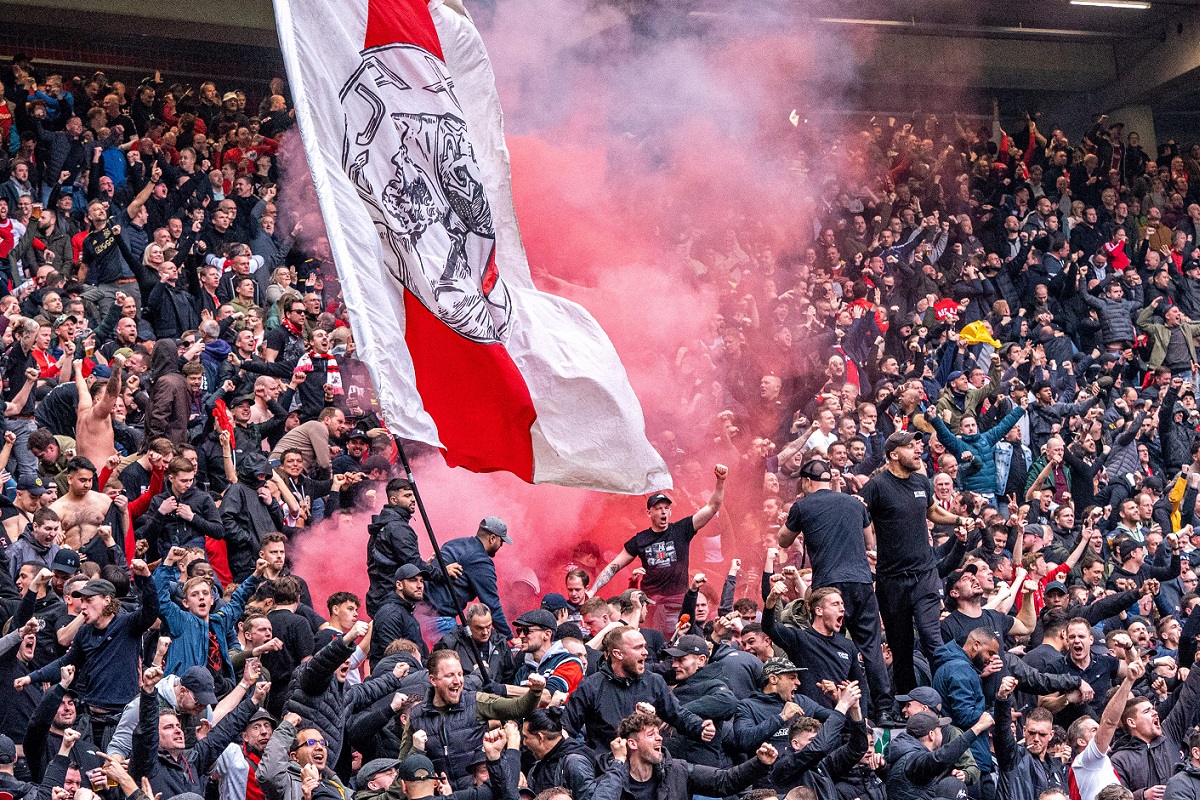 Je zal beter worden zondag Zeebrasem Opvallende nieuwe uitshirt Ajax lekt uit: wit, blauw, roze | Soccernews.nl