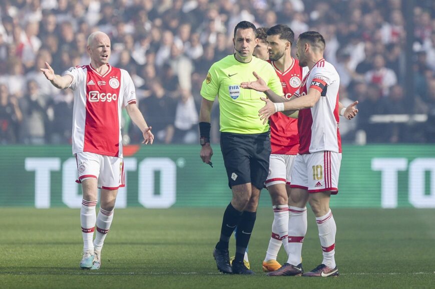Foto: Fans wijzen ‘slechtste man’ aan bij Ajax – PSV