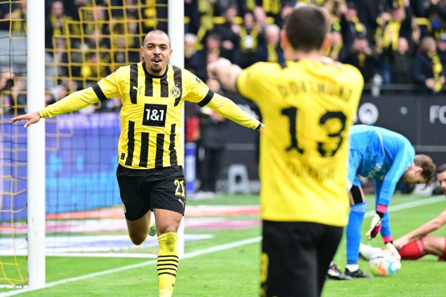 Foto: Malen schiet Dortmund naar koppositie Bundesliga