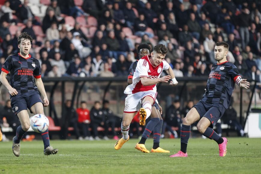 Foto: Jong Ajax verslaat Jong PSV in spectaculair duel