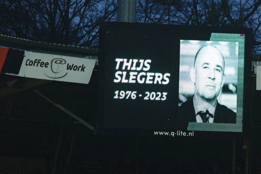 Foto: PSV-aanhang brengt waardig eerbetoon aan Slegers