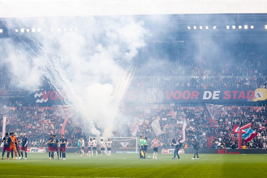 Foto: Walgelijke spreekkoren tijdens PSV – Ajax
