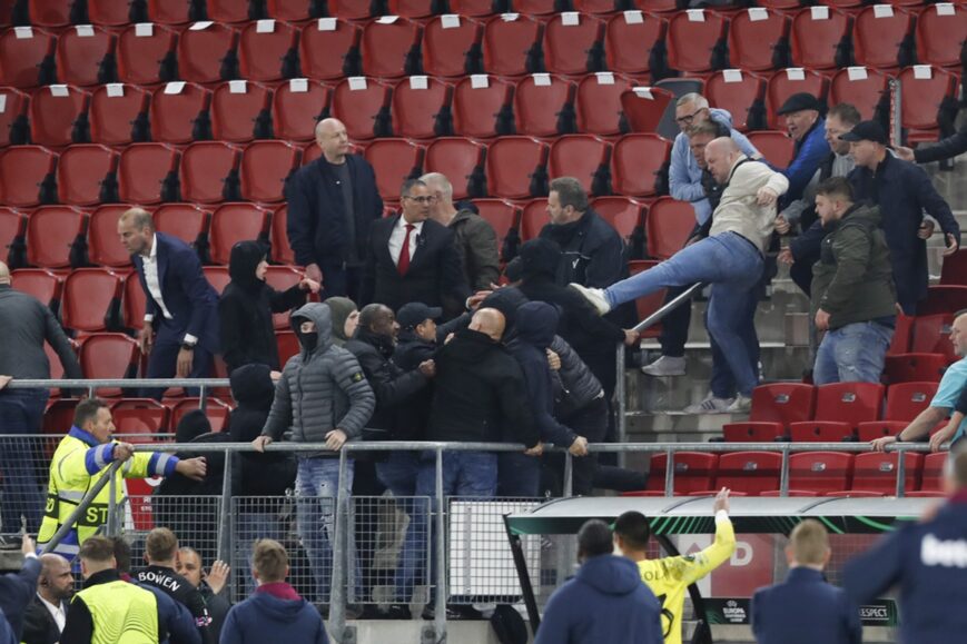 Foto: Incidenten tegen West Ham United komen AZ duur te staan