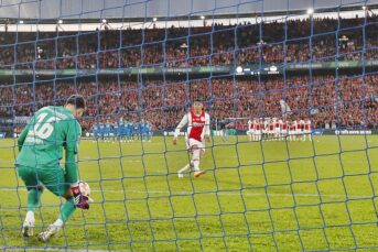 Álvarez blikt terug op zijn penalty tegen PSV: “Had niets met spanning te maken”