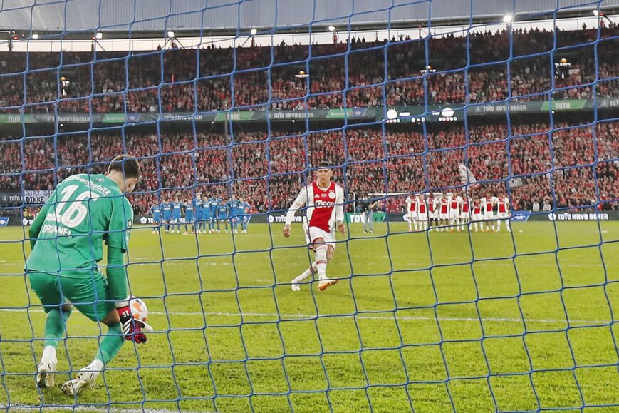Foto: Álvarez blikt terug op zijn penalty tegen PSV: “Had niets met spanning te maken”