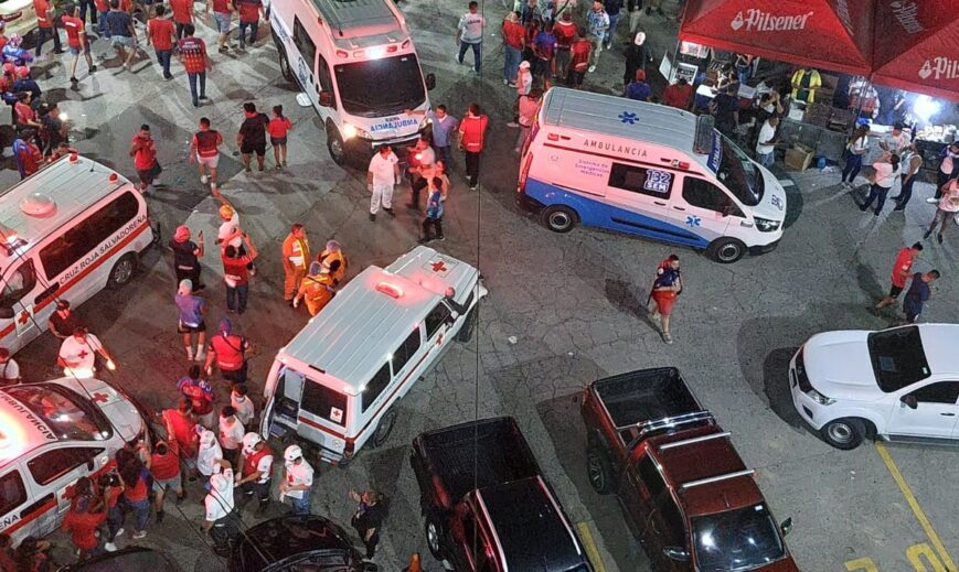 Foto: Enorme tragedie El Salvador: twaalf doden bij stadionramp