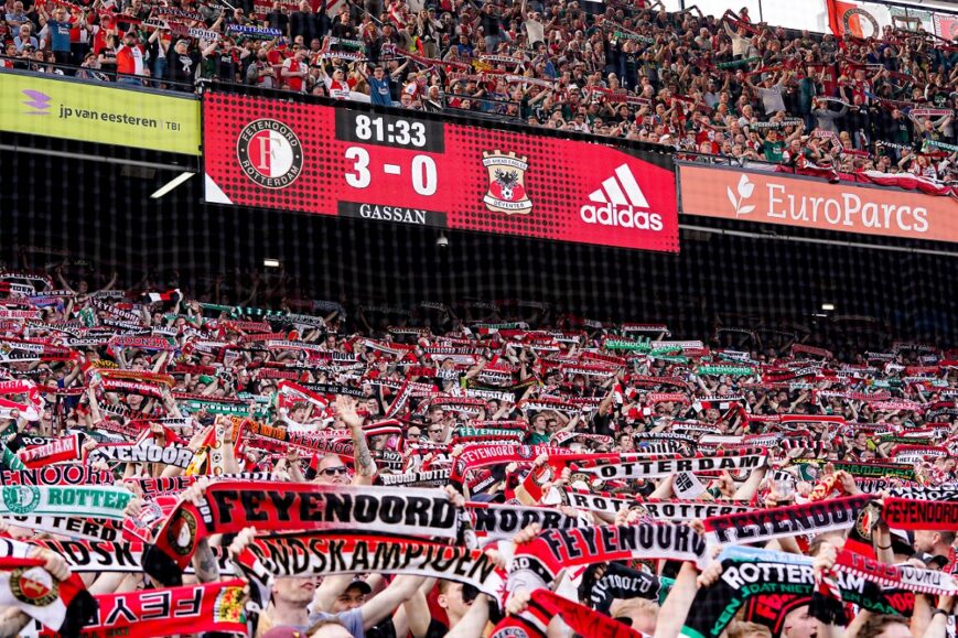Foto: Feyenoord-fans klaar voor huldiging: Coolsingel stroomt vol