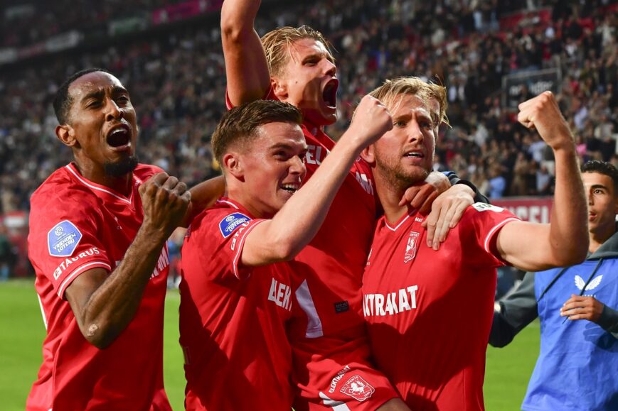 FC Twente-spelers vieren een treffer