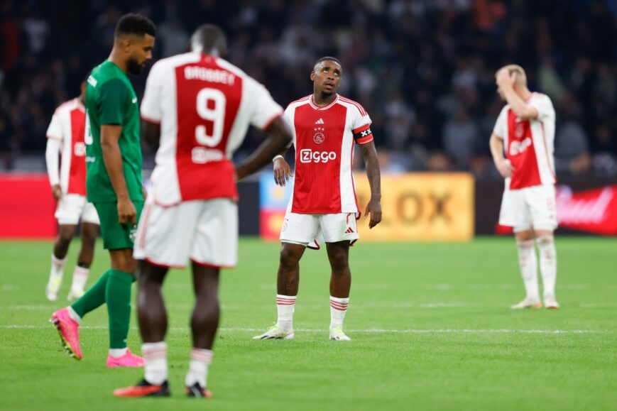 Foto: Uitgefloten Ajax plaatst zich ondanks nederlaag voor Europa League-poulefase