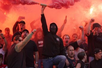 VIDEO: Walgelijke racistische gebaren Ajax-‘fan’ jegens Geertruida