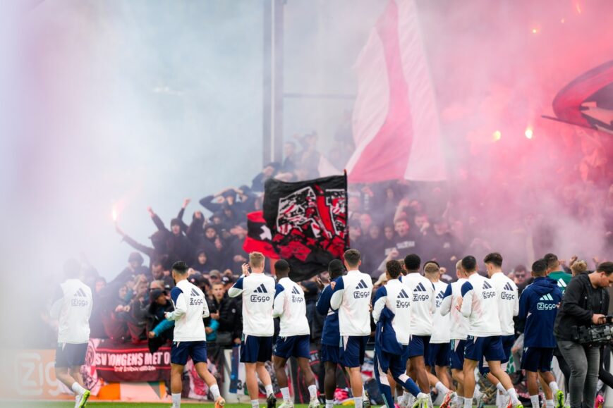 Foto: Duidelijke boodschap Ajax-fans op afsluitende training: ‘Rot op!’