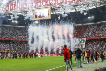 Fans Feyenoord zetten Ajacieden met spandoek voor lul om diens sfeeractie