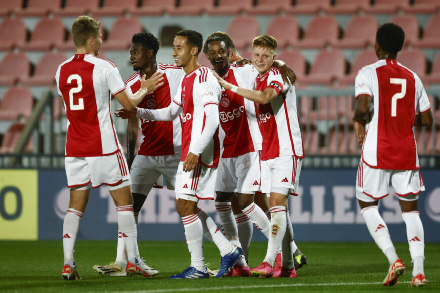 Foto: Jong Ajax spiegelt zich aan Ajax met slechtste KKD-start ooit