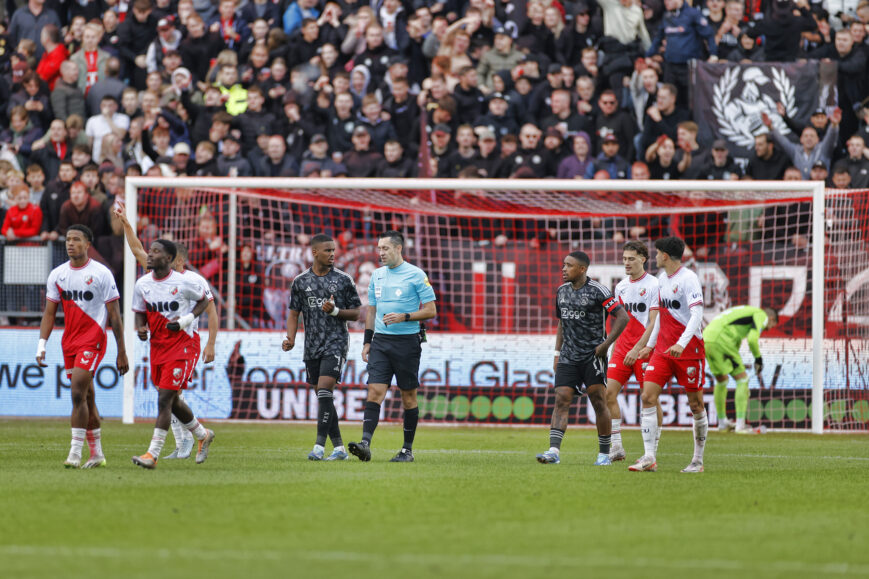Foto: Staking Utrecht – Ajax dreigt? Omroeper verzoekt fans niets op het veld te gooien