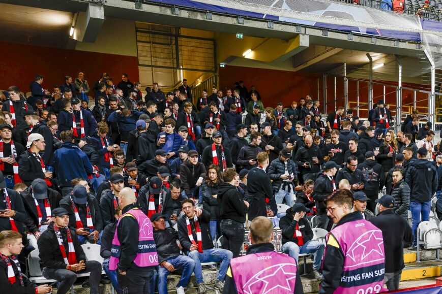 Foto: PSV-fans worden lens geslagen in Frankrijk