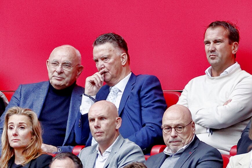 Foto: Ajax-fans furieus: Van Praag verlaat X