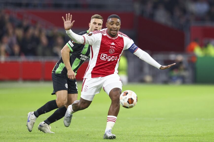 Foto: Ajax-captain Bergwijn krijgt er stevig van langs op X