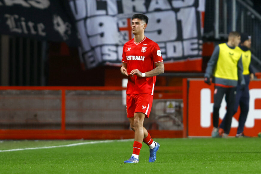 Foto: Perez ziet ‘kamikazepiloot’ bij FC Twente: “Vliegt er blind in”