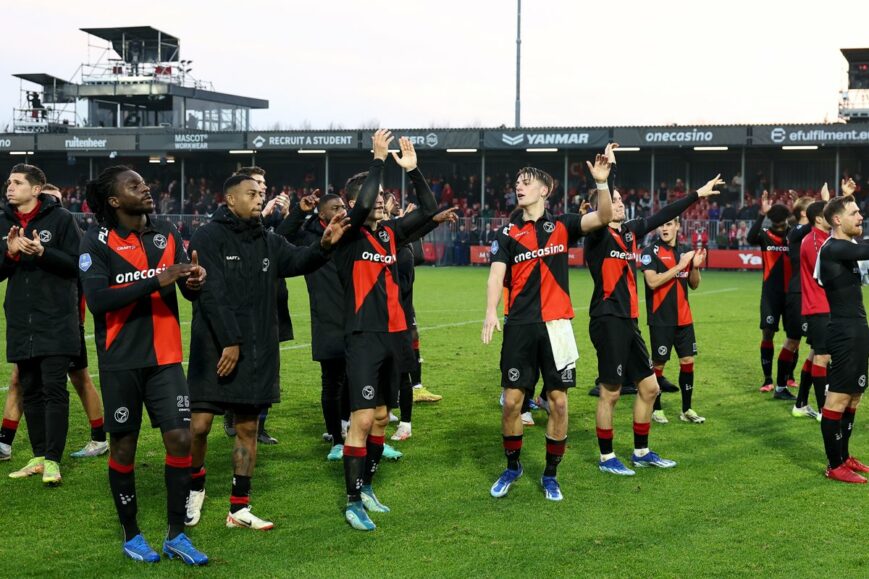 Foto: ‘Ajax keihard genaaid in Almere’