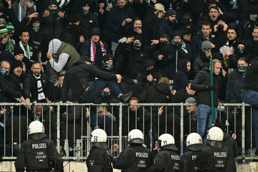 Foto: Minstens 32 gewonden bij zware clash Hannover-fans en Duitse ME