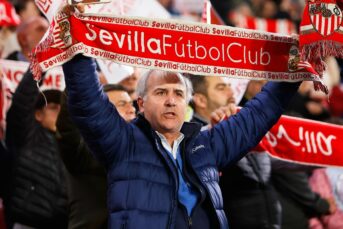 Schandalige taferelen na afloop rond stadion Sevilla