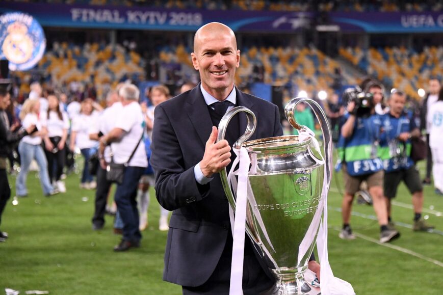 Zinédine Zidane met de Champions League-bokaal (Real Madrid)