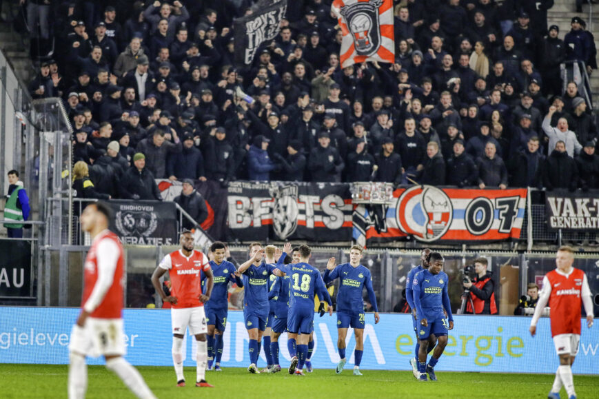 Foto: IJzersterk PSV zet AZ pijnlijk te kijk