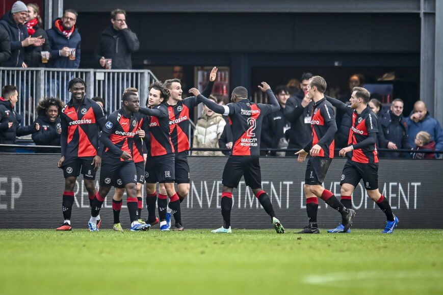 Foto: Almere City vernedert kansloos Vitesse in degradatiekraker