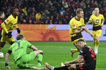 Leverkusen knokt zich naast Dortmund