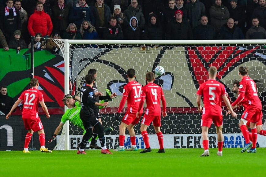 Foto: Twente krijgt tiental Excelsior op de knieën