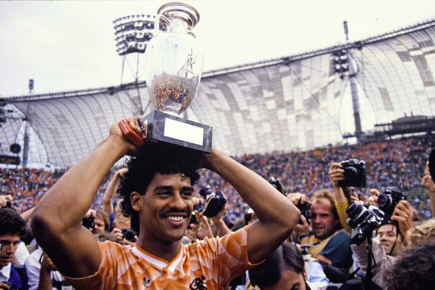 Foto: KNVB onthult nieuw EK-shirt Oranje: van 1988 naar 2024