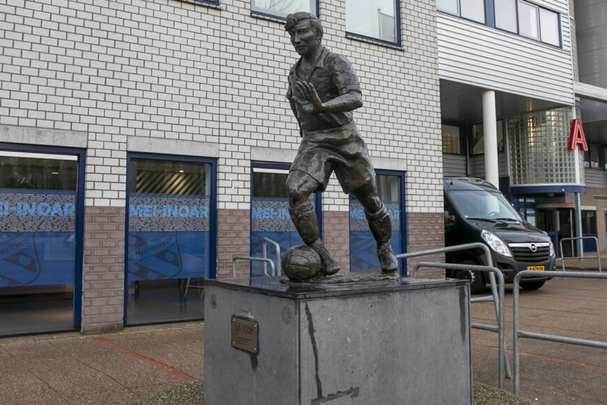 Standbeeld Abe Lenstra in Heerenveen