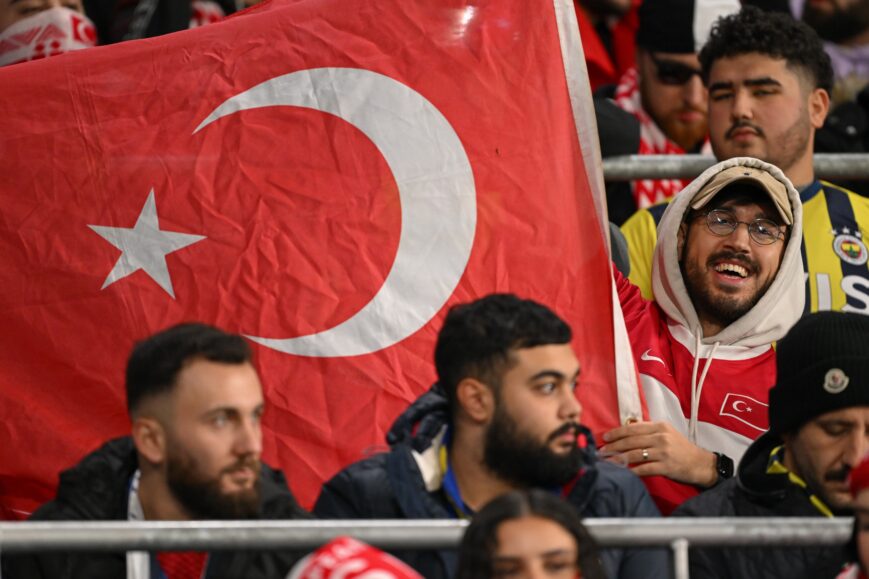 Foto: Wéér een incident in Turkije: enorme veldslag met zes rode kaarten