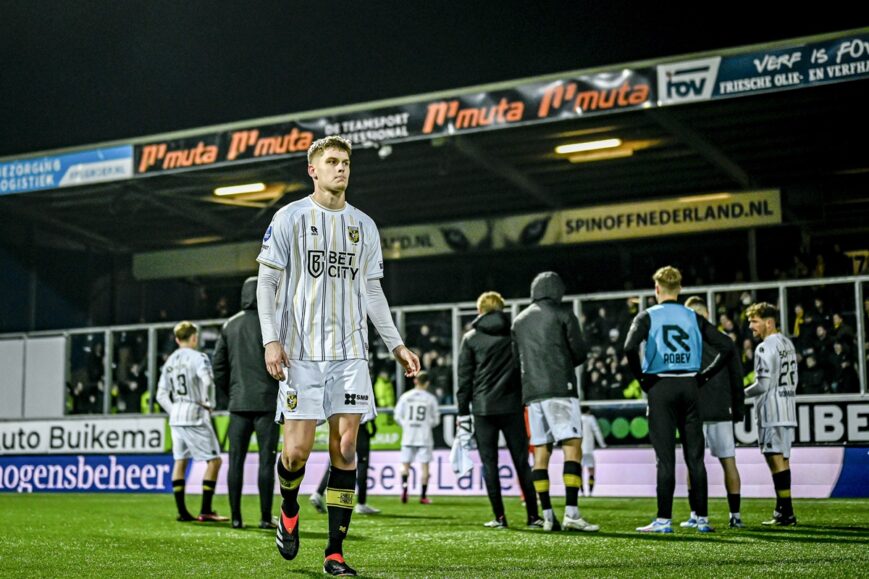 Foto: Vitesse-schlemiel snapt niets van strafschop Cambuur