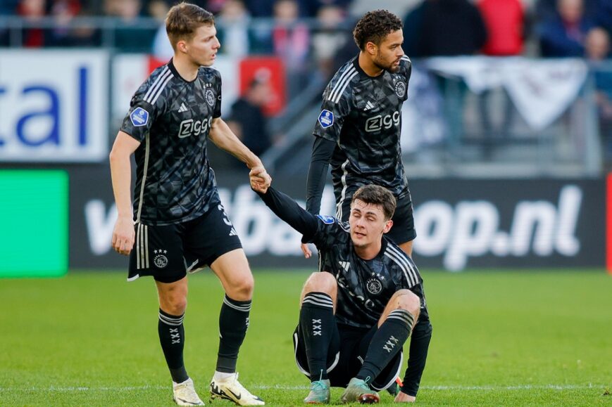 Foto: Studio Voetbal-analisten oneens over Ajax-wissel: “Hij mag wel gewoon blijven staan…”