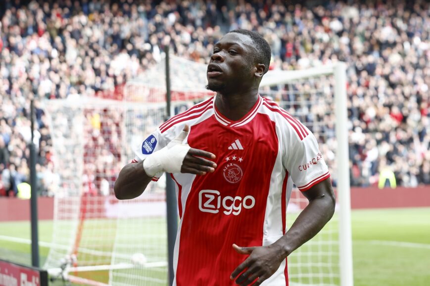 Foto: De opstellingen van Ajax en Twente: Brobbey start