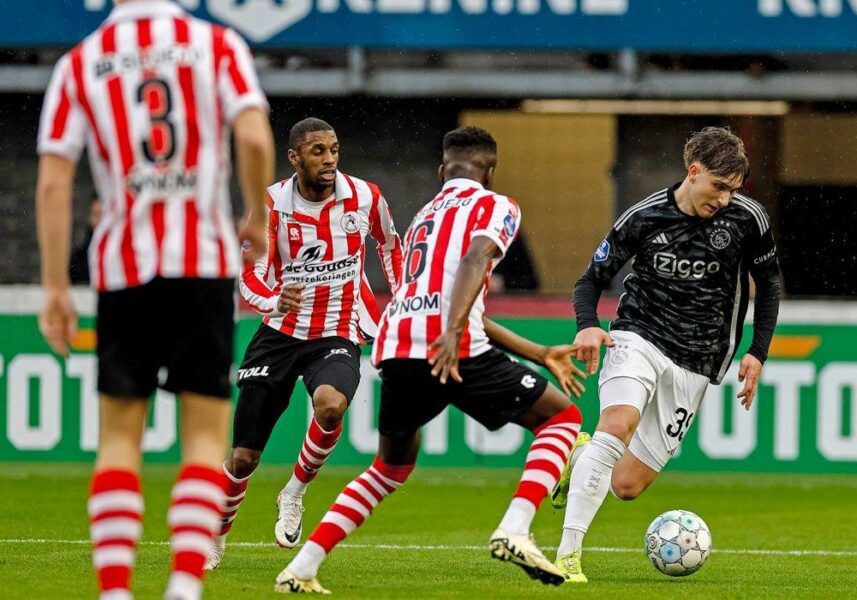 Foto: Instabiel Ajax haalt ondanks negatief clubrecord opgelucht adem