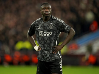 ‘Ajax heeft het met Brobbey heel onhandig aangepakt’