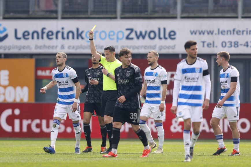 Foto: ‘Jankend kneusje’ gaat helemaal los over VAR-schande bij PEC-Ajax