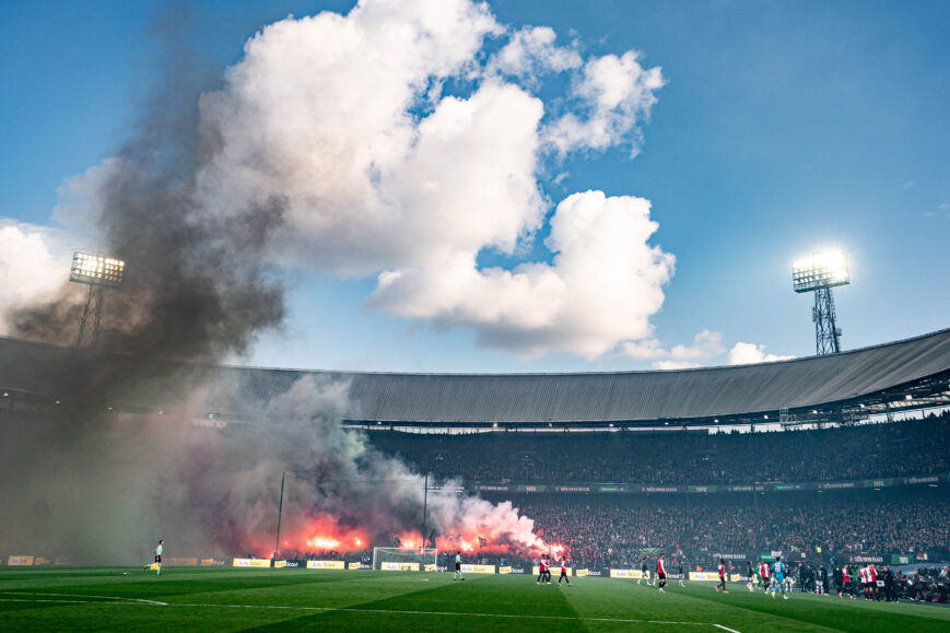 Foto: Bekerfinale gestaakt vanwege rook in Feyenoord-vak