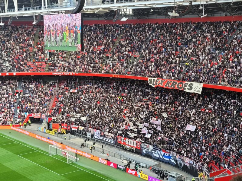 Foto: Ajax-fans lossen kraakhelder Kroes-statement