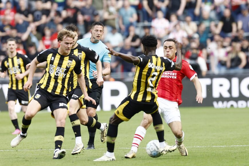 Foto: ‘KNVB moet ingrijpen na PSV-Vitesse: WTF’
