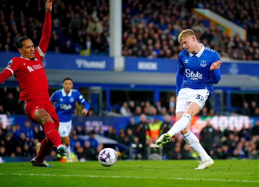 Foto: Everton doet Liverpool pijn in titelrace, United met de schrik vrij