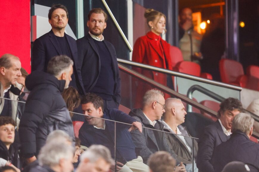 Foto: Delegatie Ajax voor andere speler dan Sandler op tribune bij NEC – AZ?