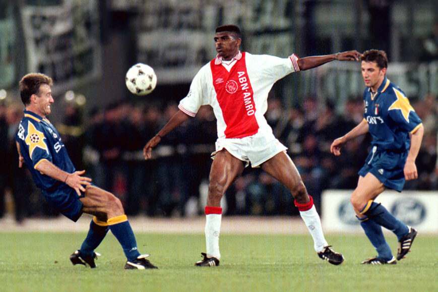 Foto: Kanu steunt Ajax vanuit Nigeria: “Worden snel kampioen”